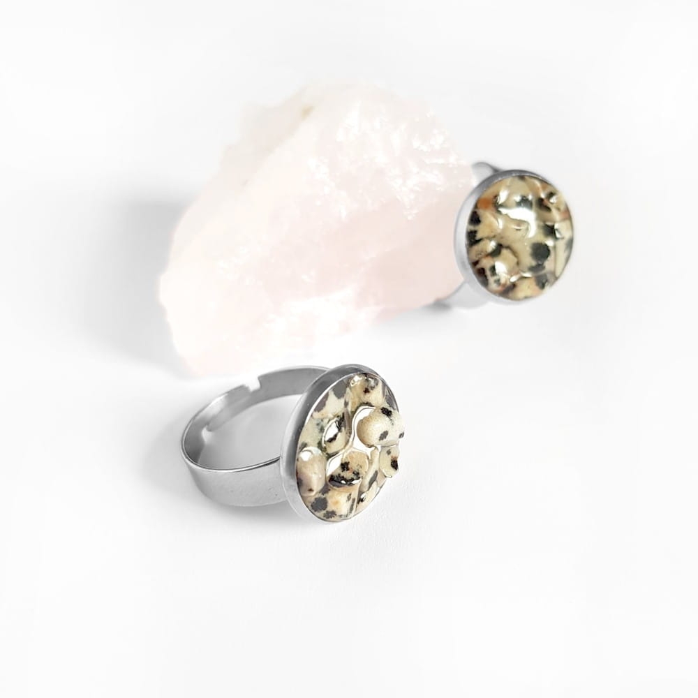 Pierścionek klasyczny jaspis dalmatyńczyk w żywicy Sparkles dalmatian