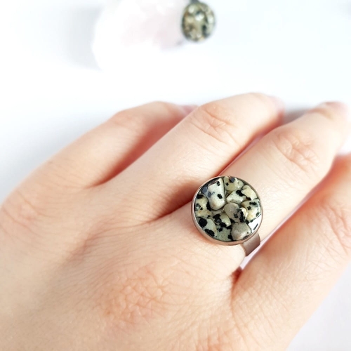 Pierścionek klasyczny jaspis dalmatyńczyk w żywicy Sparkles dalmatian