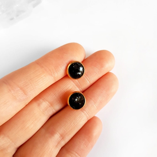 Kolczyki mini sztyfty czarny turmalin w żywicy złota stal chirurgiczna Sparkles black