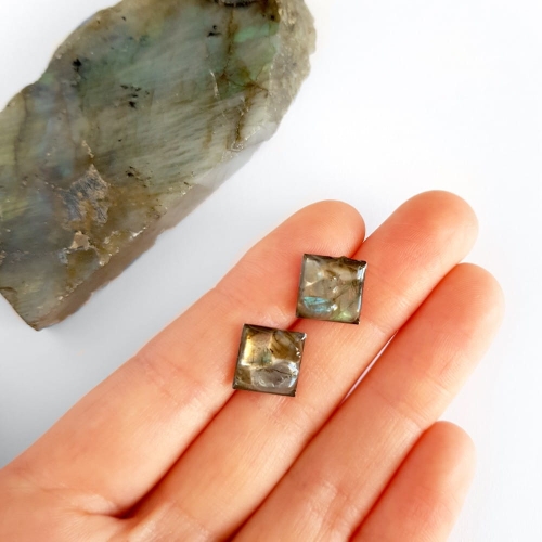 Kolczyki sztyfty kwadraty labradoryt w żywicy stal chirurgiczna Sparkles labradorite