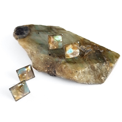 Kolczyki sztyfty kwadraty labradoryt w żywicy stal chirurgiczna Sparkles labradorite