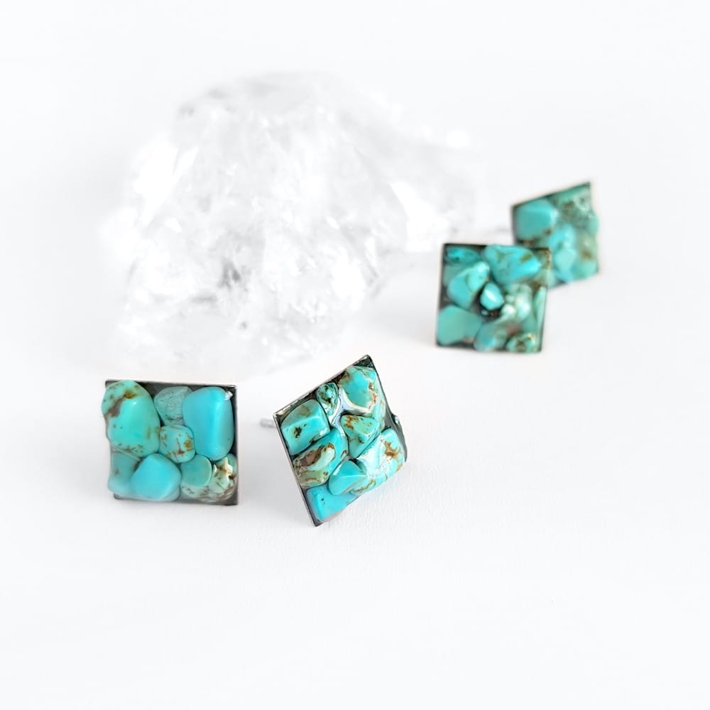 Kolczyki sztyfty kwadraty niebieski magnezyt w żywicy stal chirurgiczna Sparkles blue