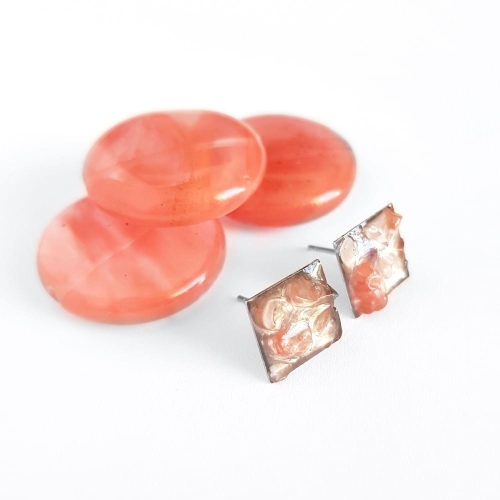 Kolczyki sztyfty kwadraty kwarc truskawkowy w żywicy stal chirurgiczna Sparkles strawberry