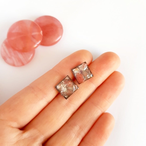 Kolczyki sztyfty kwadraty kwarc truskawkowy w żywicy stal chirurgiczna Sparkles strawberry
