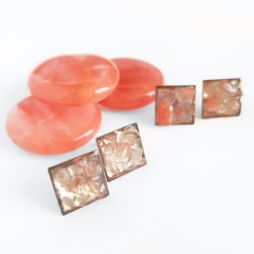 Kolczyki sztyfty kwadraty kwarc truskawkowy w żywicy stal chirurgiczna Sparkles strawberry