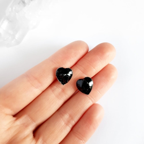 Kolczyki sztyfty serduszka czarny turmalin w żywicy stal chirurgiczna Sparkles black