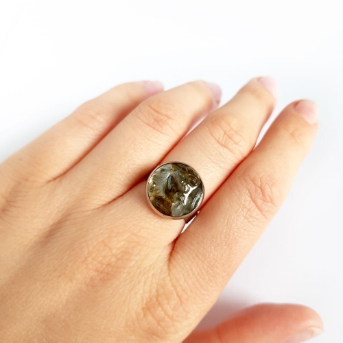 Pierścionek klasyczny labradoryt w żywicy Sparkles labradorite