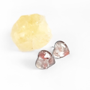 Kolczyki sztyfty serduszka kwarc truskawkowy w żywicy stal chirurgiczna Sparkles strawberry