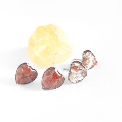 Kolczyki sztyfty serduszka kwarc truskawkowy w żywicy stal chirurgiczna Sparkles strawberry