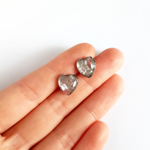 Kolczyki sztyfty serduszka kwarc truskawkowy w żywicy stal chirurgiczna Sparkles strawberry