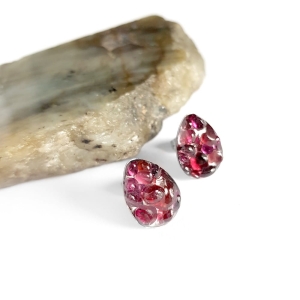 Kolczyki sztyfty łezki granat w żywicy stal chirurgiczna Sparkles garnet