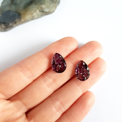 Kolczyki sztyfty łezki granat w żywicy stal chirurgiczna Sparkles garnet