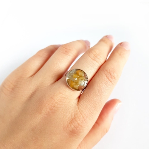 Pierścionek klasyczny żółty opal w żywicy Sparkles yellow