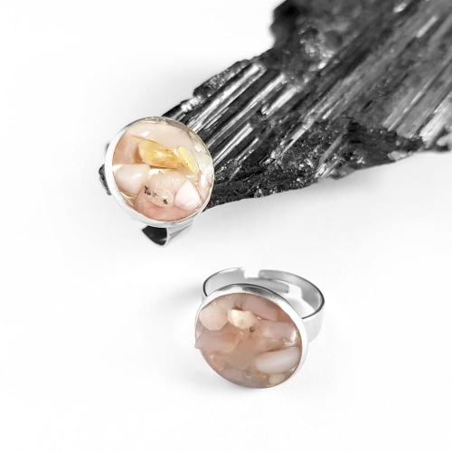 Pierścionek klasyczny różowy opal peruwiański w żywicy Sparkles pink