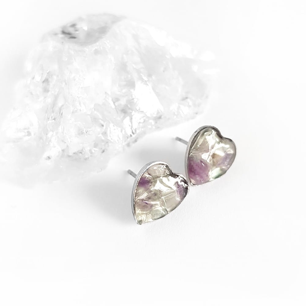 Kolczyki sztyfty serduszka fluoryt w żywicy stal chirurgiczna Sparkles fluorite
