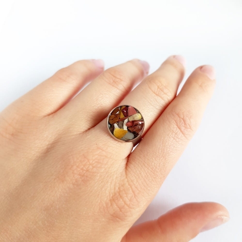 Pierścionek klasyczny mokait w żywicy Sparkles mookaite