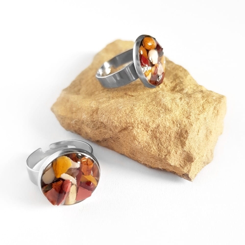 Pierścionek klasyczny mokait w żywicy Sparkles mookaite