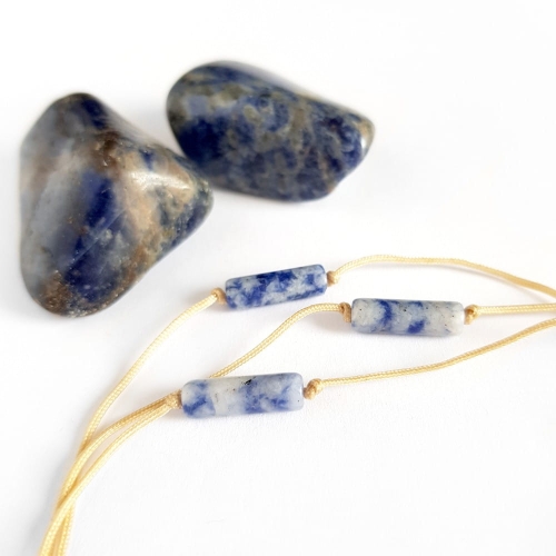 Bransoletka jasny sodalit patyczek na beżowym sznurku Aqua stick