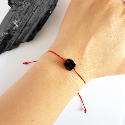 WishYouLuck czarny turmalin polerowana bryłka bransoletka szczęścia na czerwonym sznurku