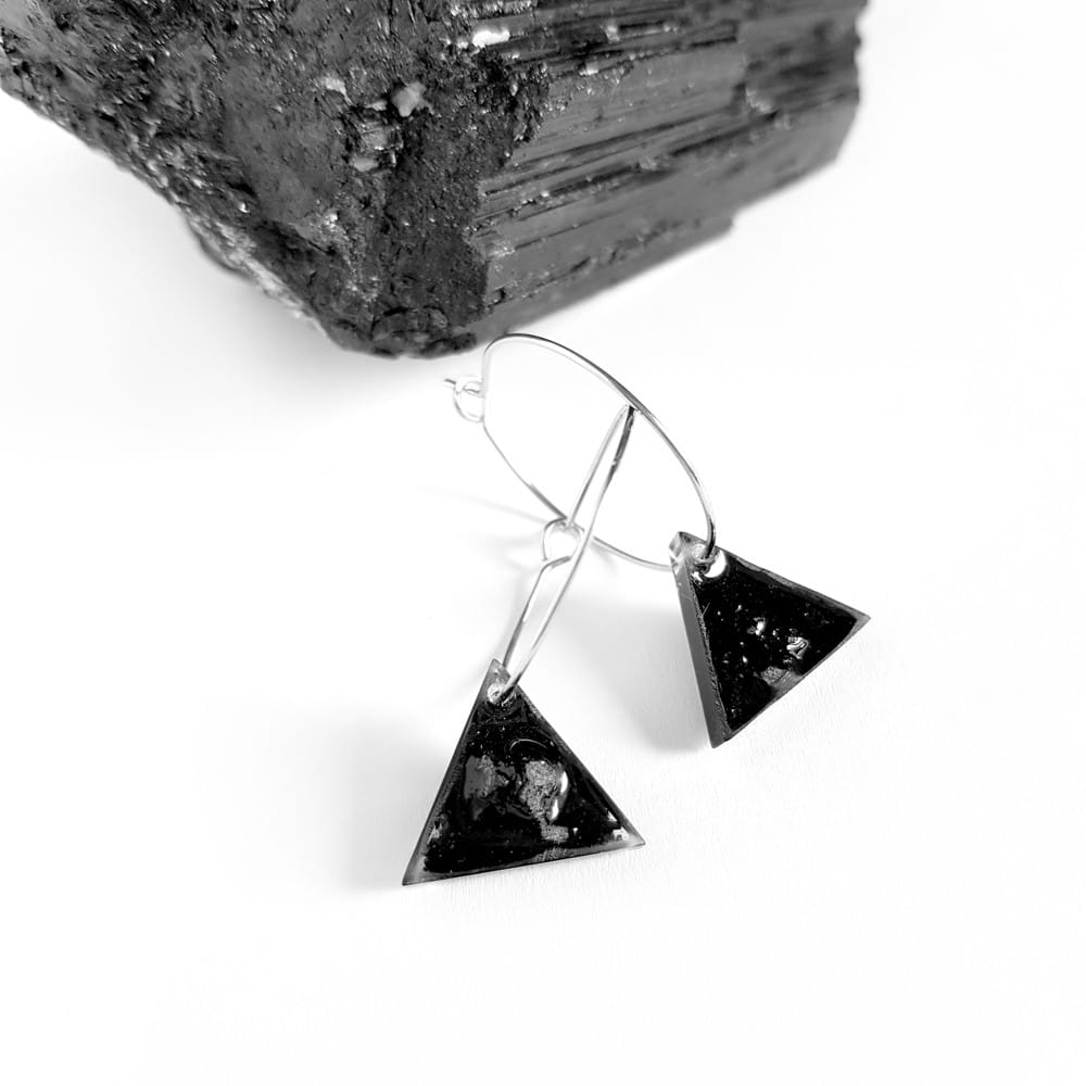 Kolczyki wiszące czarny turmalin trójkąty na srebrnych kółeczkach stal chirurgiczna Sparkles black