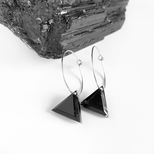 Kolczyki wiszące czarny turmalin trójkąty na srebrnych kółeczkach stal chirurgiczna Sparkles black