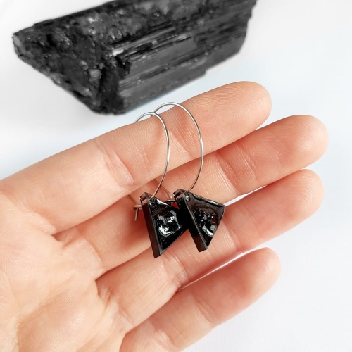 Kolczyki wiszące czarny turmalin trójkąty na srebrnych kółeczkach stal chirurgiczna Sparkles black