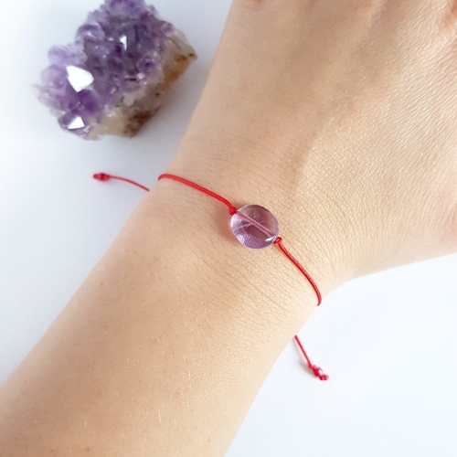 WishYouLuck ametyst polerowana bryłka bransoletka szczęścia na czerwonym sznurku