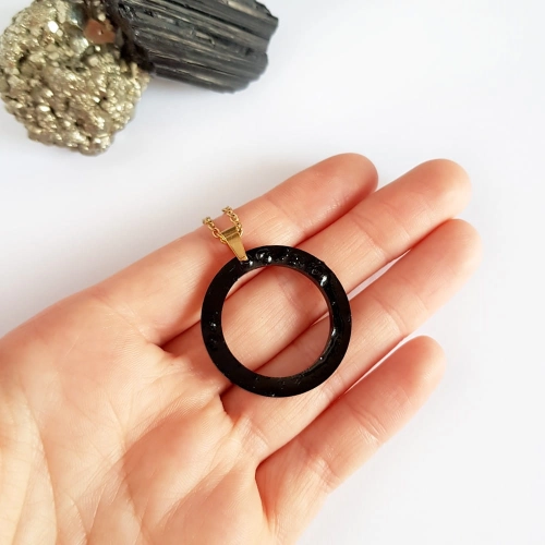 Naszyjnik czarny turmalin obręcz na złotym łańcuszku stal chirurgiczna Sparkles black