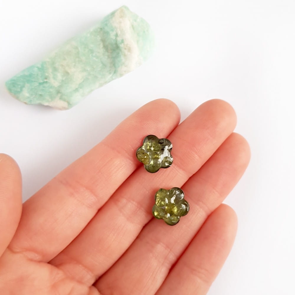 Kolczyki sztyfty kwiatki peridot w żywicy stal chirurgiczna Sparkles olivine