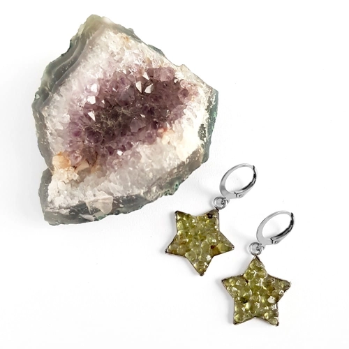 Kolczyki wiszące gwiazdki peridot w żywicy stal chirurgiczna Sparkles olivine