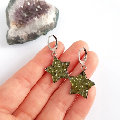 Kolczyki wiszące gwiazdki peridot w żywicy stal chirurgiczna Sparkles olivine