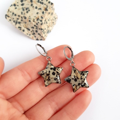 Kolczyki wiszące gwiazdki jaspis dalmatyńczyk w żywicy stal chirurgiczna Sparkles dalmatian