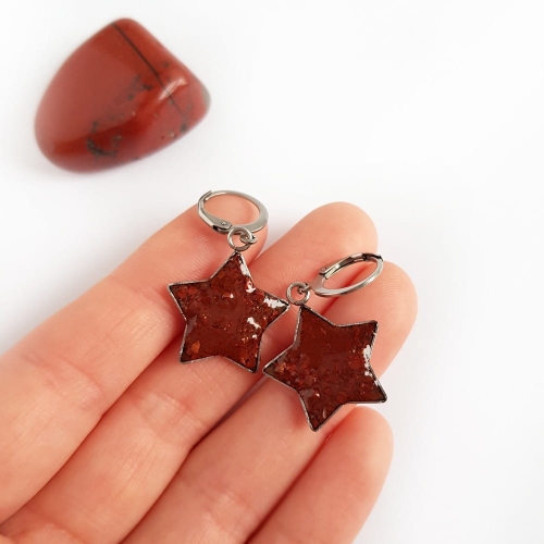 Kolczyki wiszące gwiazdki jaspis czerwony w żywicy stal chirurgiczna Sparkles red