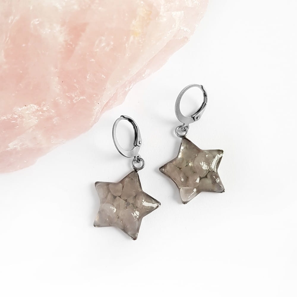 Kolczyki wiszące gwiazdki kwarc różowy w żywicy stal chirurgiczna Sparkles rosequartz