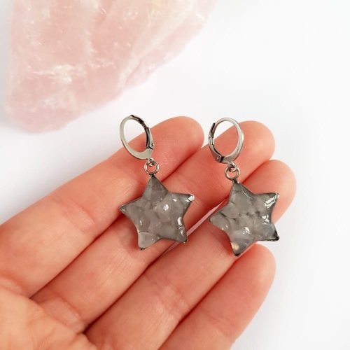 Kolczyki wiszące gwiazdki kwarc różowy w żywicy stal chirurgiczna Sparkles rosequartz