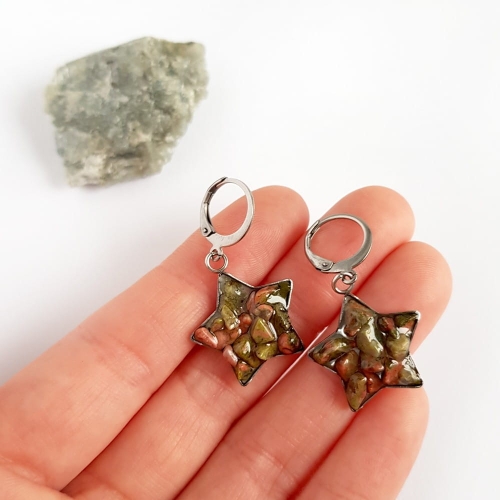 Kolczyki wiszące gwiazdki unakit w żywicy stal chirurgiczna Sparkles unakite