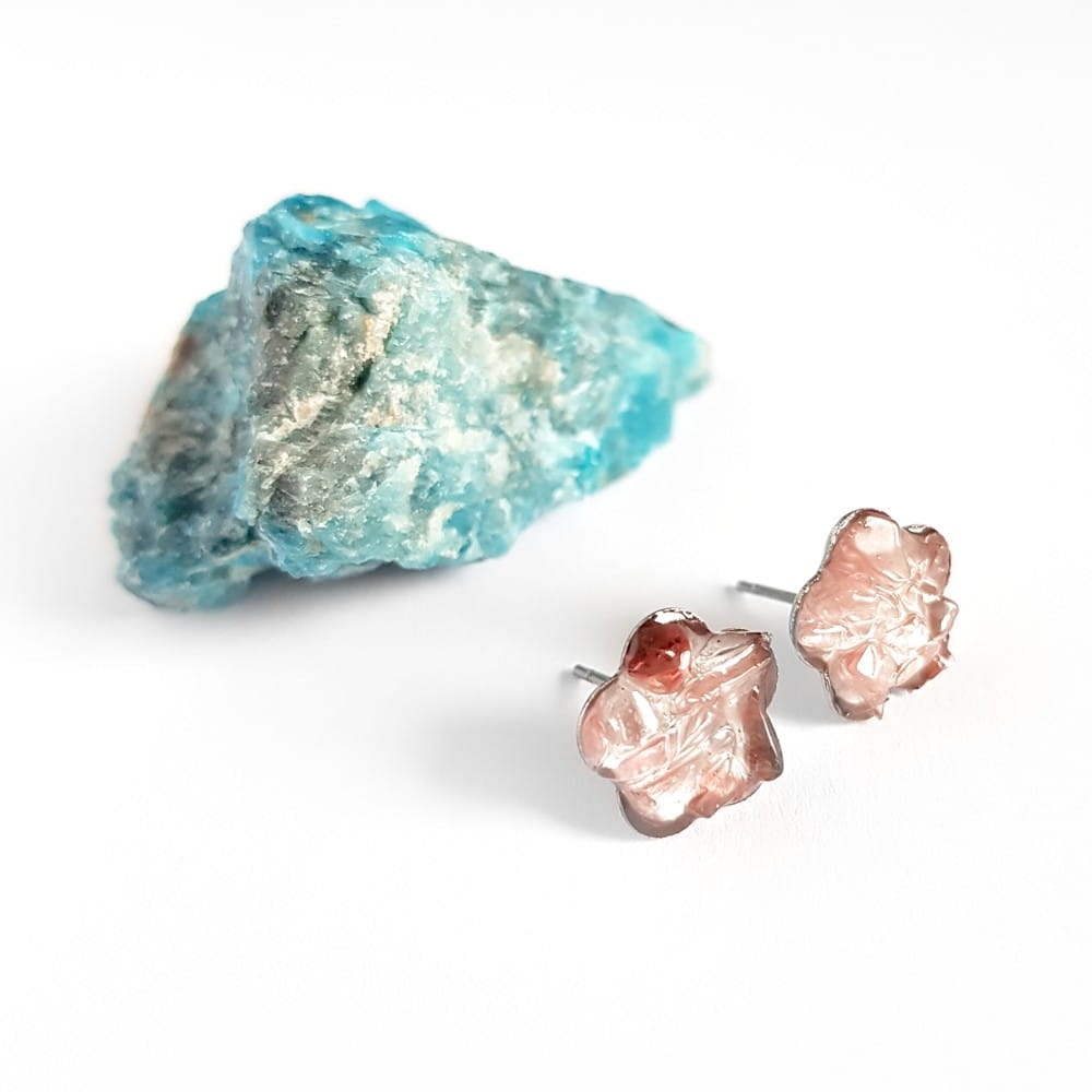 Kolczyki sztyfty kwiatki kwarc truskawkowy w żywicy stal chirurgiczna Sparkles strawberry