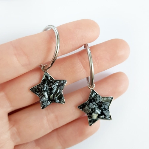 Kolczyki wiszące gwiazdki obsydian śnieżny w żywicy na kółeczkach stal chirurgiczna Sparkles snowy