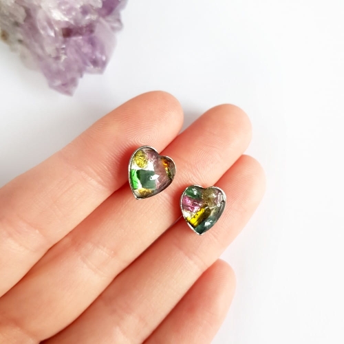 Kolczyki sztyfty serduszka kolorowy turmalin w żywicy stal chirurgiczna Sparkles tourmaline