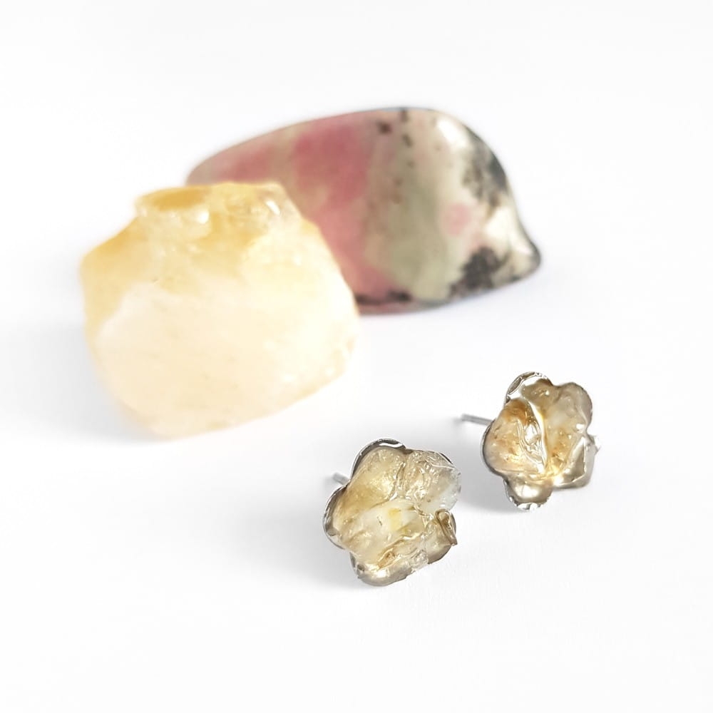 Kolczyki sztyfty kwiatki cytryn w żywicy stal chirurgiczna Sparkles citrine