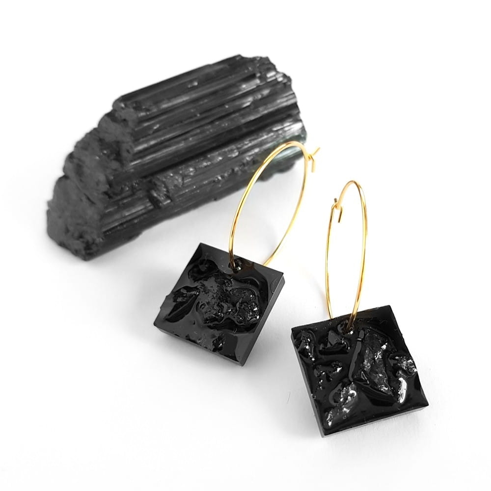 Kolczyki wiszące czarny turmalin kwadraty na złotych kółeczkach stal chirurgiczna Sparkles black