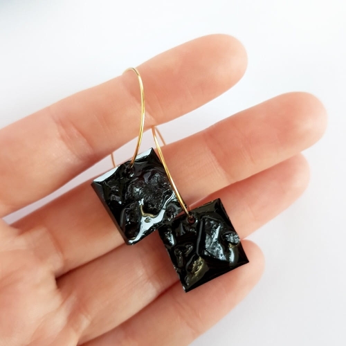 Kolczyki wiszące czarny turmalin kwadraty na złotych kółeczkach stal chirurgiczna Sparkles black