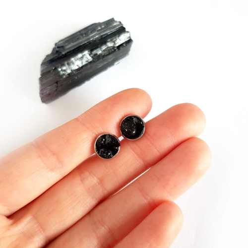 Kolczyki mini sztyfty czarny turmalin w żywicy stal chirurgiczna Sparkles black