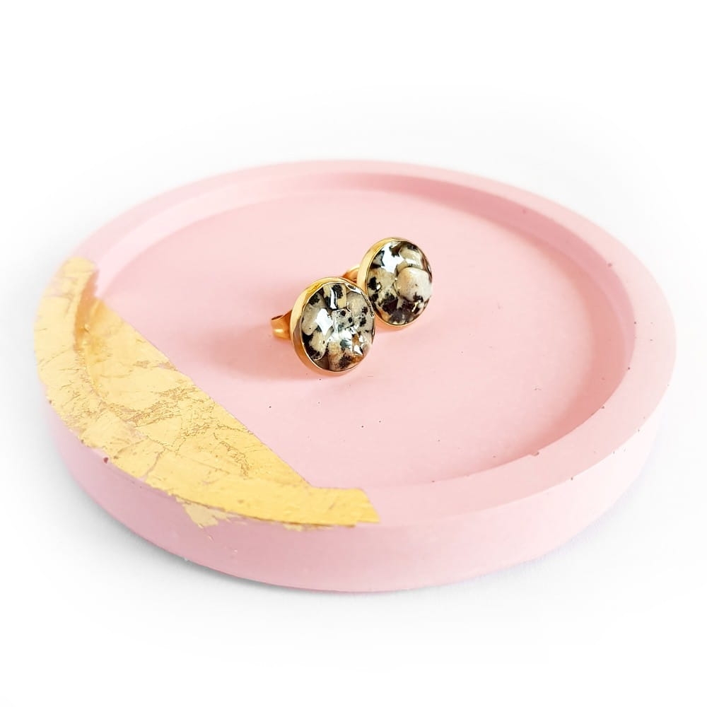 Kolczyki sztyfty jaspis dalmatyńczyk w żywicy złota stal chirurgiczna Sparkles dalmatian