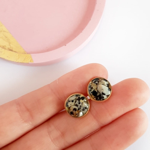 Kolczyki sztyfty jaspis dalmatyńczyk w żywicy złota stal chirurgiczna Sparkles dalmatian