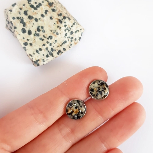 Kolczyki sztyfty jaspis dalmatyńczyk w żywicy stal chirurgiczna Sparkles dalmatian