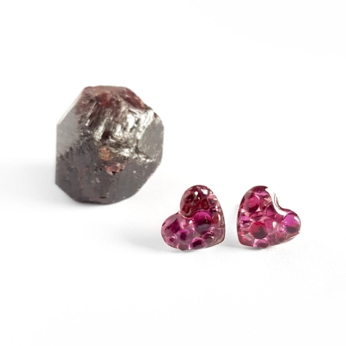 Kolczyki sztyfty serduszka granat w żywicy srebro p.925 Sparkles garnet
