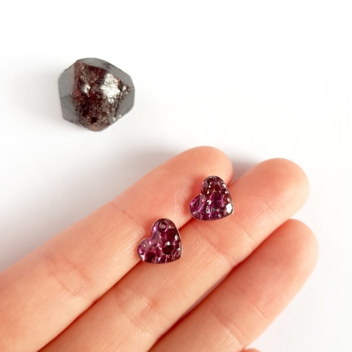 Kolczyki sztyfty serduszka granat w żywicy srebro p.925 Sparkles garnet
