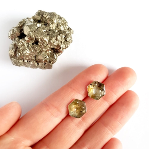 Kolczyki sztyfty heksagony labradoryt w żywicy srebro p.925 Sparkles labradorite