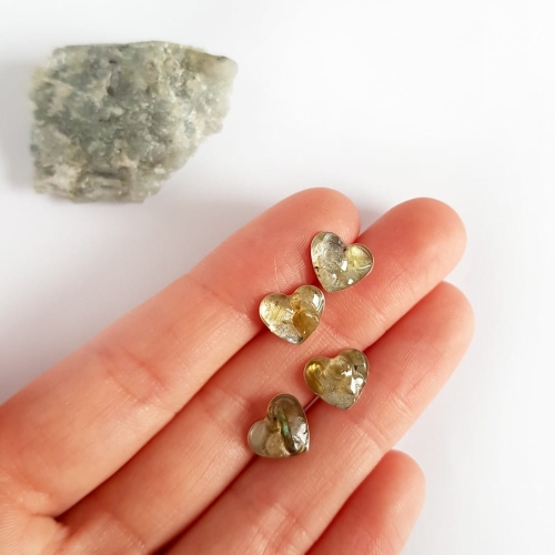 Kolczyki sztyfty serduszka labradoryt w żywicy srebro p.925 Sparkles labradorite